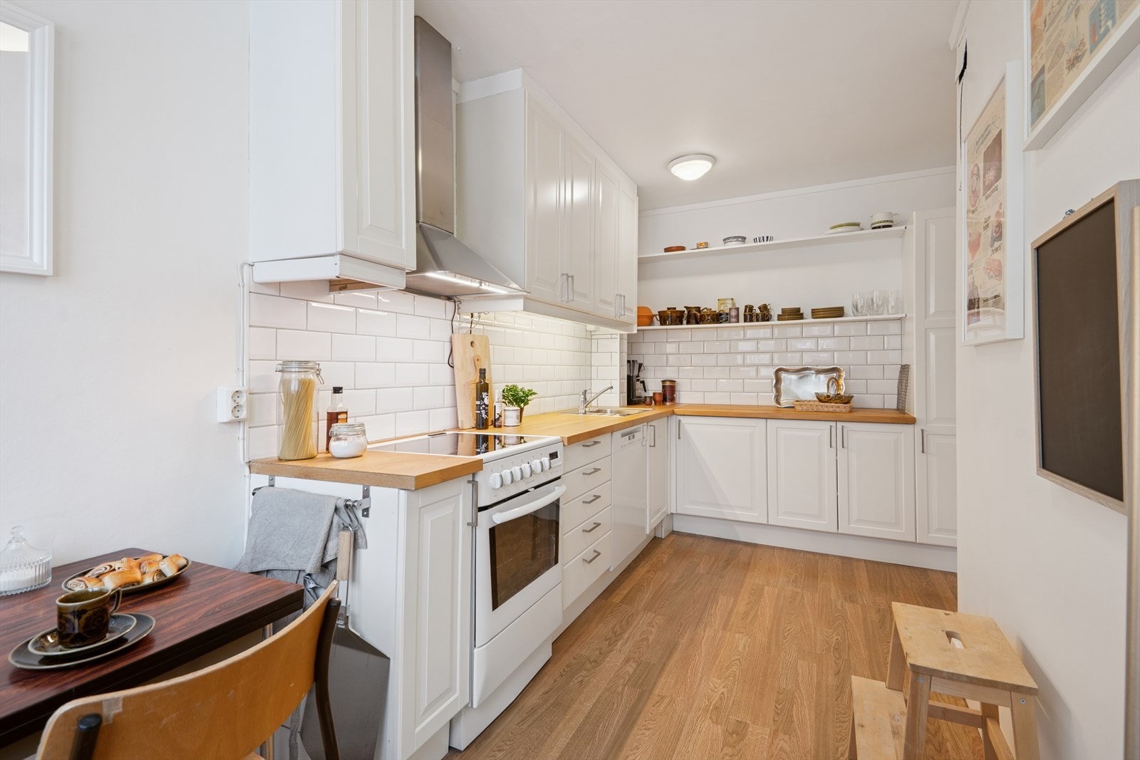 Kjøkkenet er innredet i en praktisk form, og har godt med både skap- og benkeplass. Galleribilde