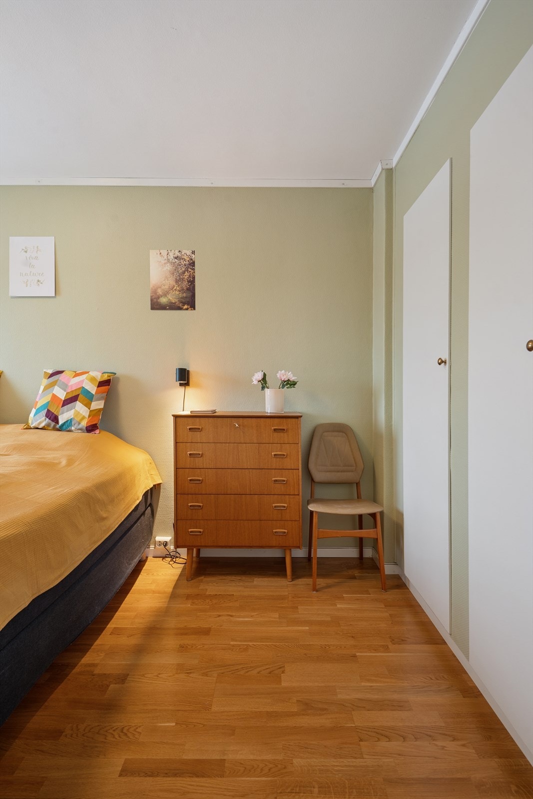 Hovedsoverommet har god plass til dobbeltseng, tilhørende møblement og plassbygd garderobeskap. Galleribilde