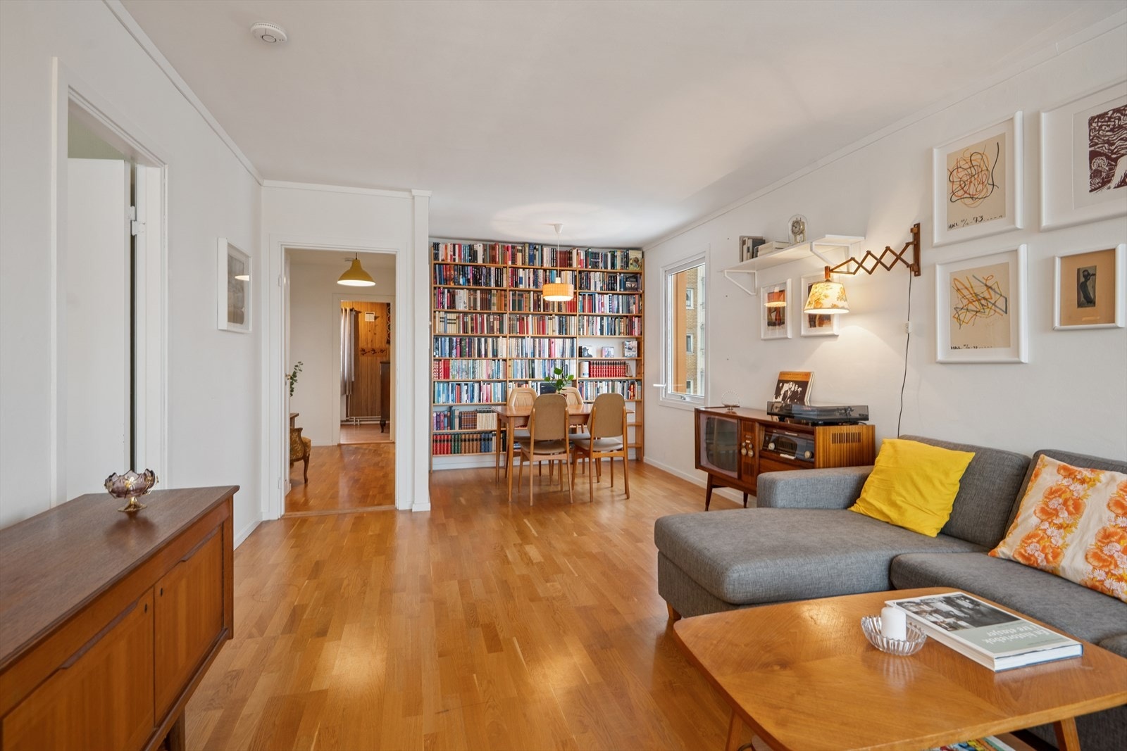 Stuen har plass til flere møbleringsmuligheter for å skape den stuen du selv ønsker. Galleribilde