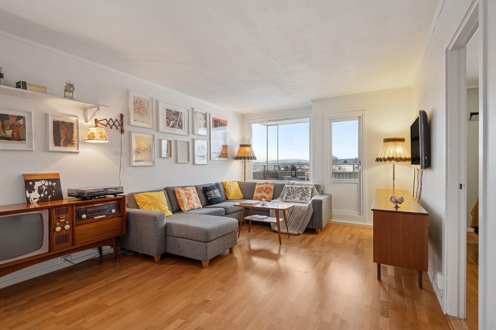 Herfra er det utgang til en overbygd balkong.
Her er flere vindusflater som slipper inn mye naturlig lys og skaper en god atmosfære i rommet. Galleribilde