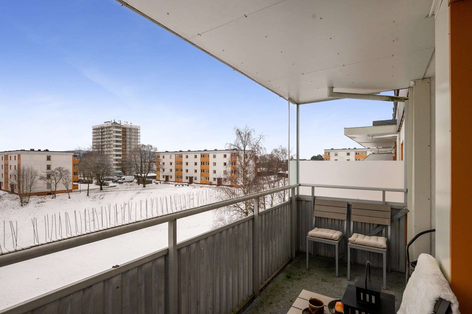 Her er det plass til hagemøbler og blomsterpotter. Herfra er det fin utsikt over borettslagets fellestomt. Galleribilde