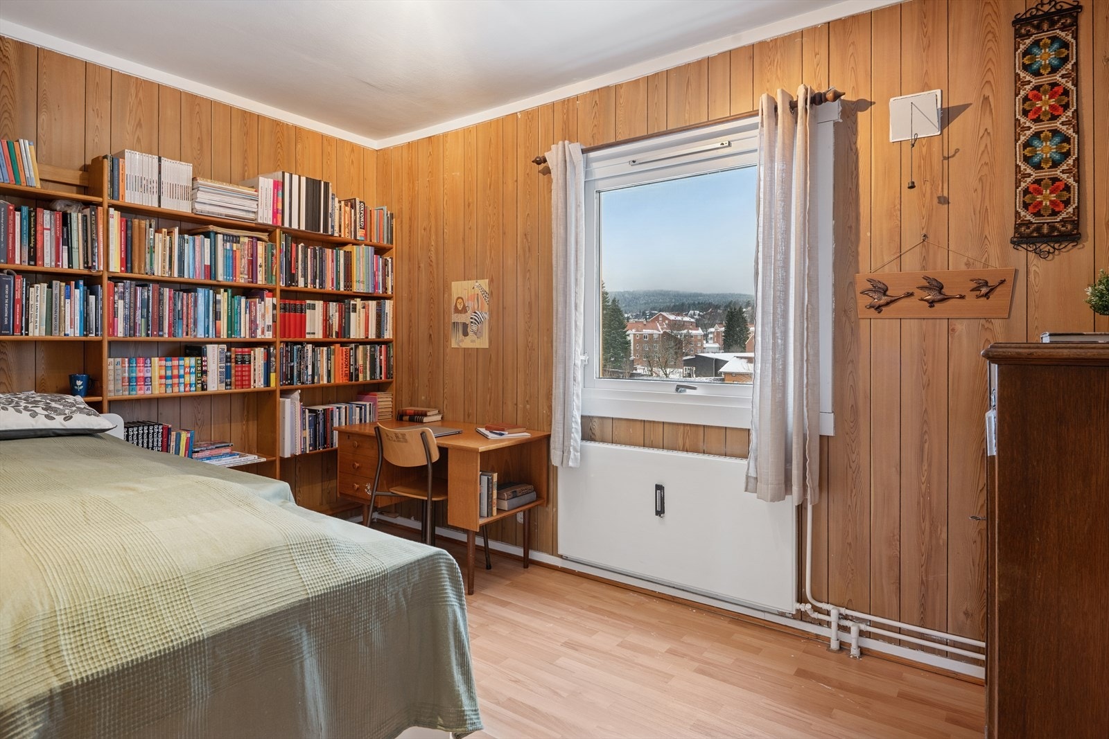 Det andre soverommet er praktisk utført med god plass til seng, tilhørende møblement og skrivebord. Galleribilde