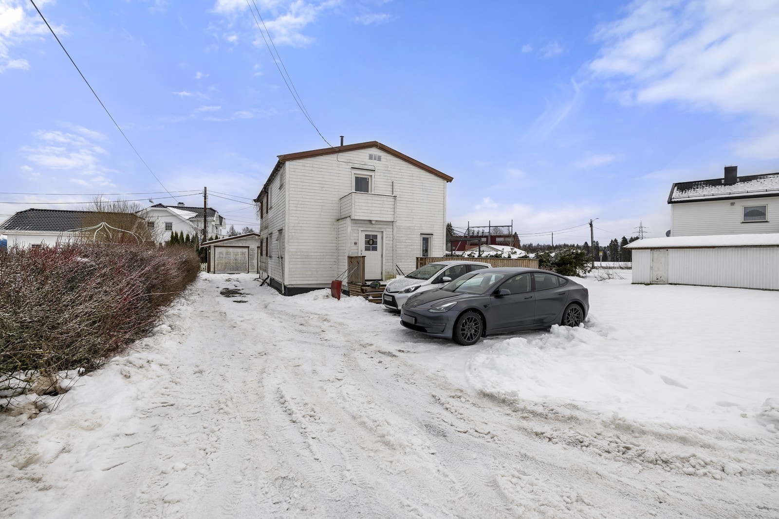 Gruset gårdsplass med gode parkeringsmuligheter i tillegg til garasjen. Galleribilde