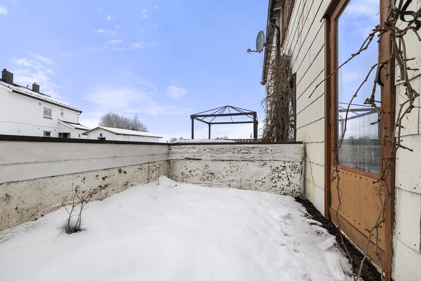 Takterrassen er plassert over inngangspartiet og gir en fin uteplass i høyden. Galleribilde