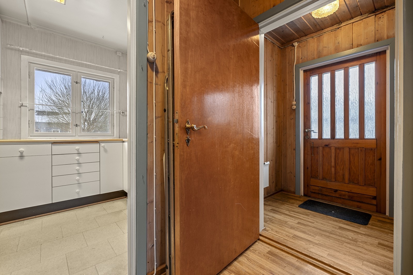 Fra inngangspartiet kommer du inn i en entré med videre tilgang til boligens separate kjøkken. Galleribilde