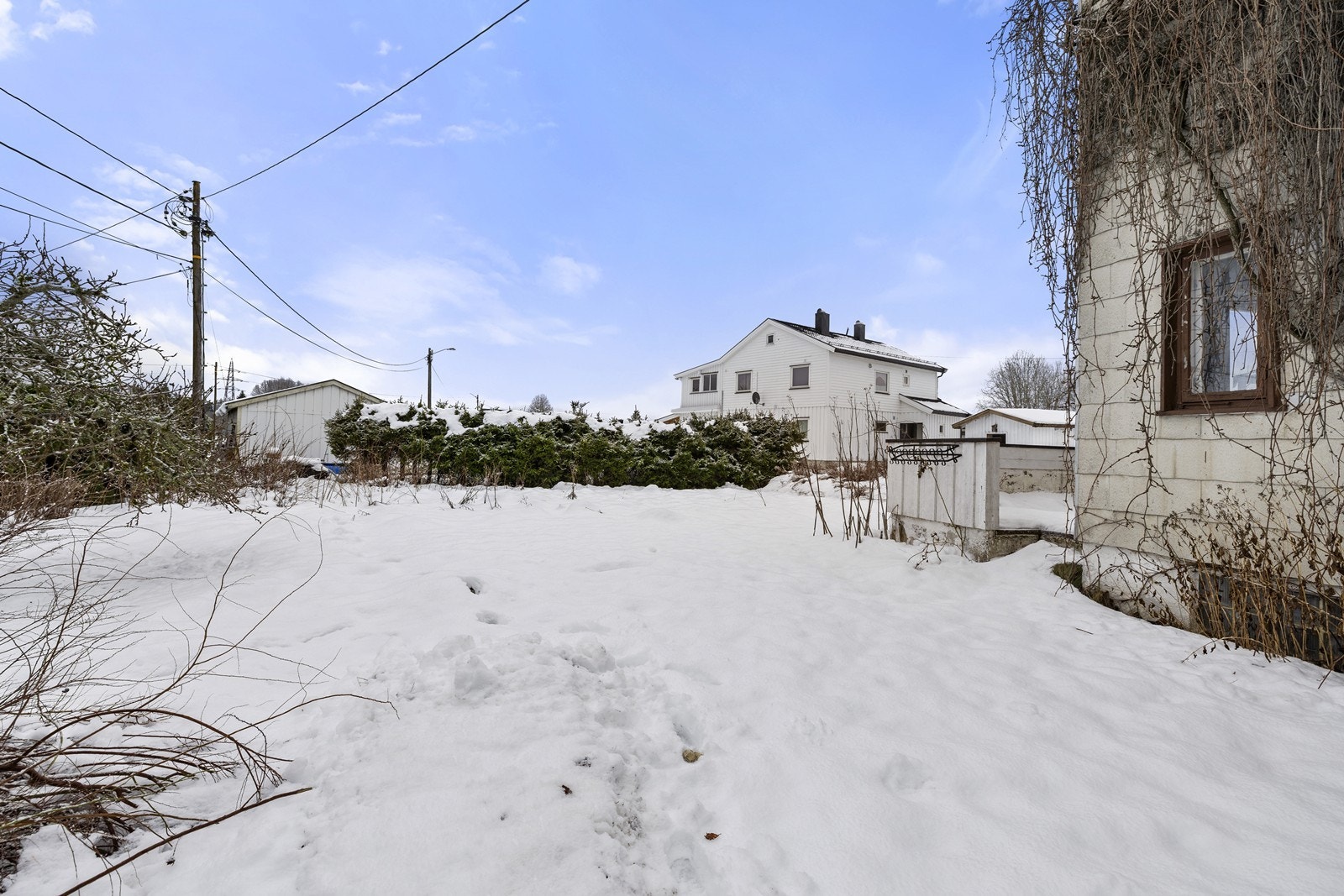 Den flate tomten er opparbeidet med plen og gir gode muligheter for en hyggelig hage. Galleribilde