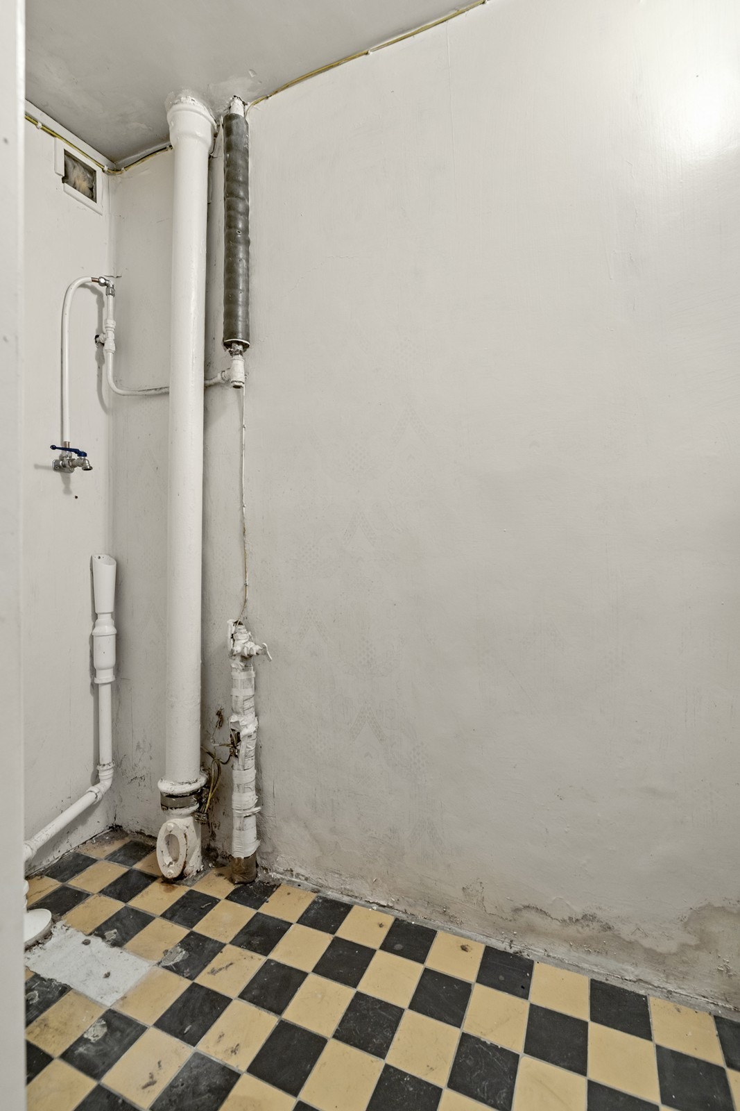 Varmtvannsberederen på ca. 200 liter fra 1988 er plassert i kjelleren. Galleribilde