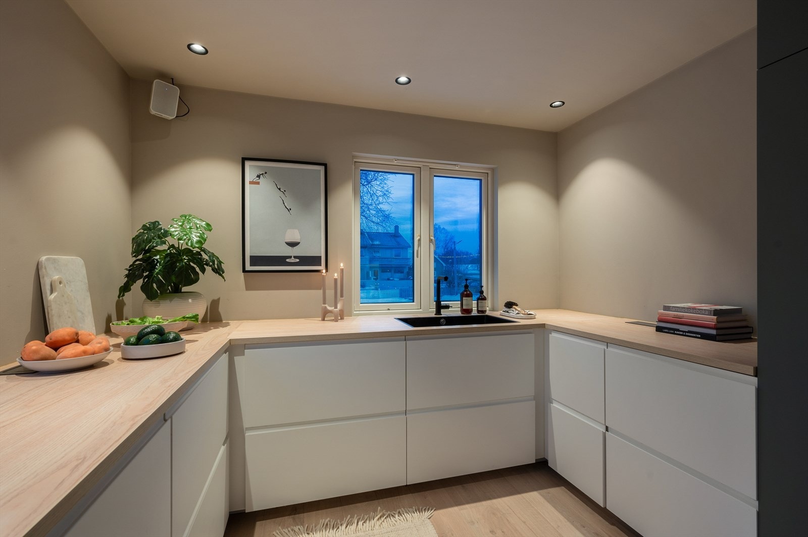 De lyse frontene og benkeplaten gir kjøkkenet et et moderne og tidsriktig uttrykk. Galleribilde