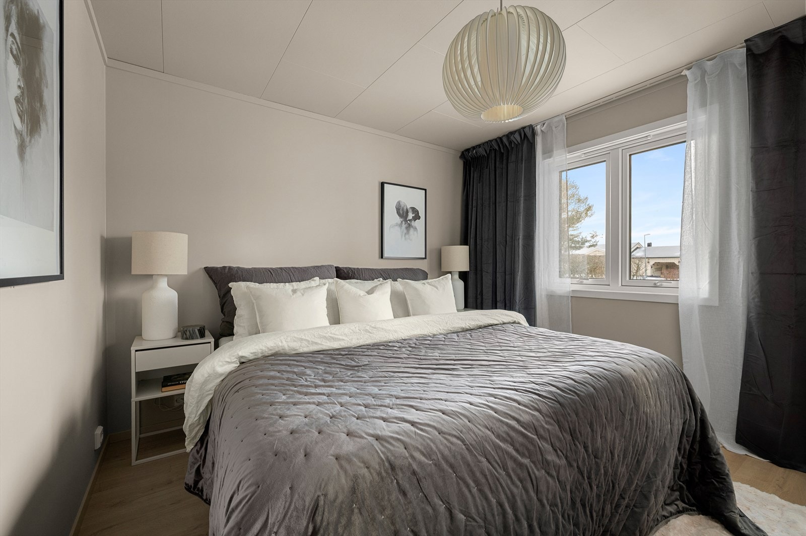 Hovedsoverommet er på hele 11,5 m² og har plass til ønsket møblement som dobbeltseng og nattbord. Galleribilde