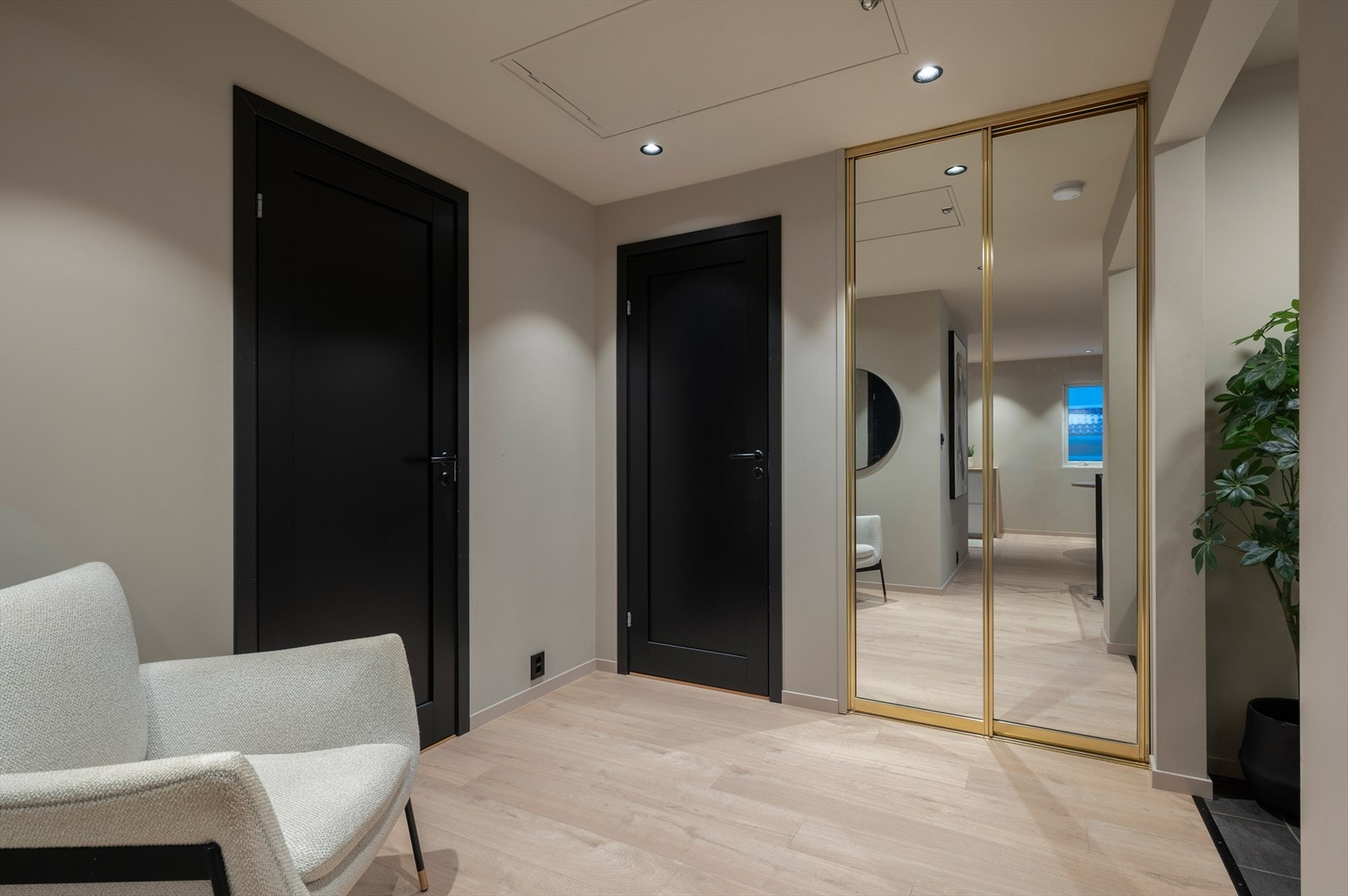 I gangen er det innebygd skyvedørsgarderobe og man har direkte adgang til bolig første bad. Galleribilde