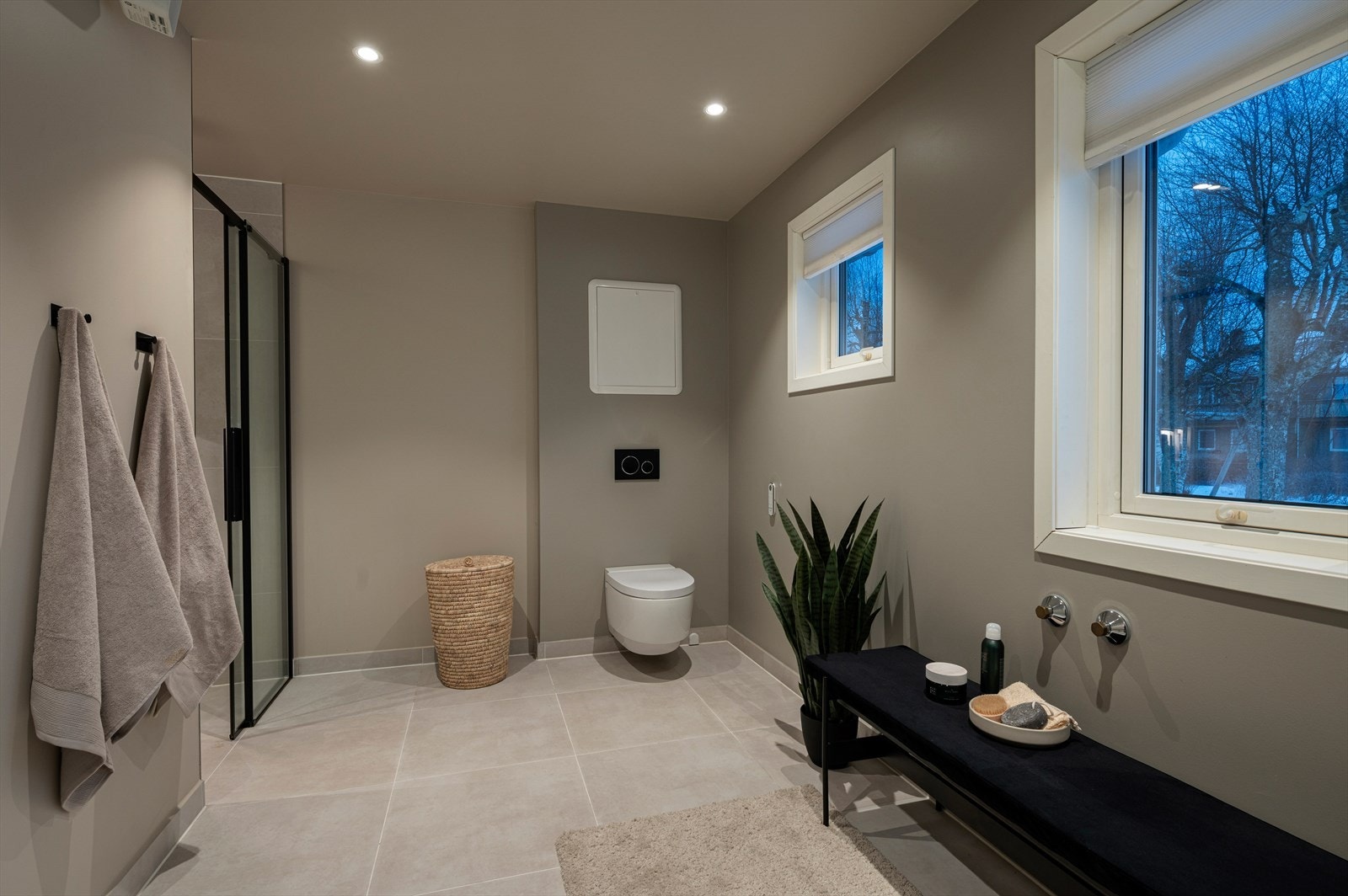 Videre er det montert vegghengt toalett og downlights i himling. Galleribilde