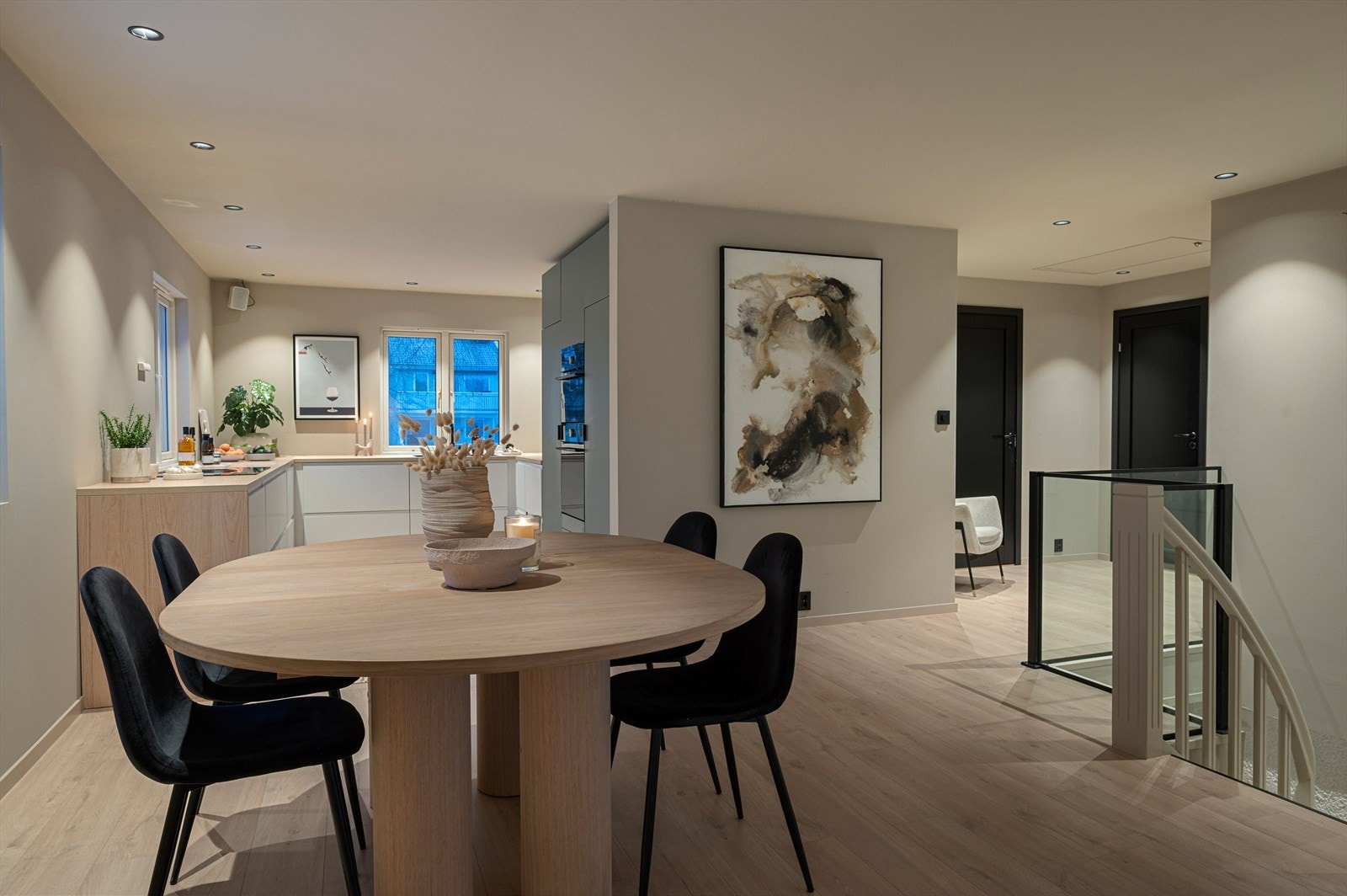 Spisegruppen finner sin naturlige plassering mellom stuen og kjøkkenet. Galleribilde