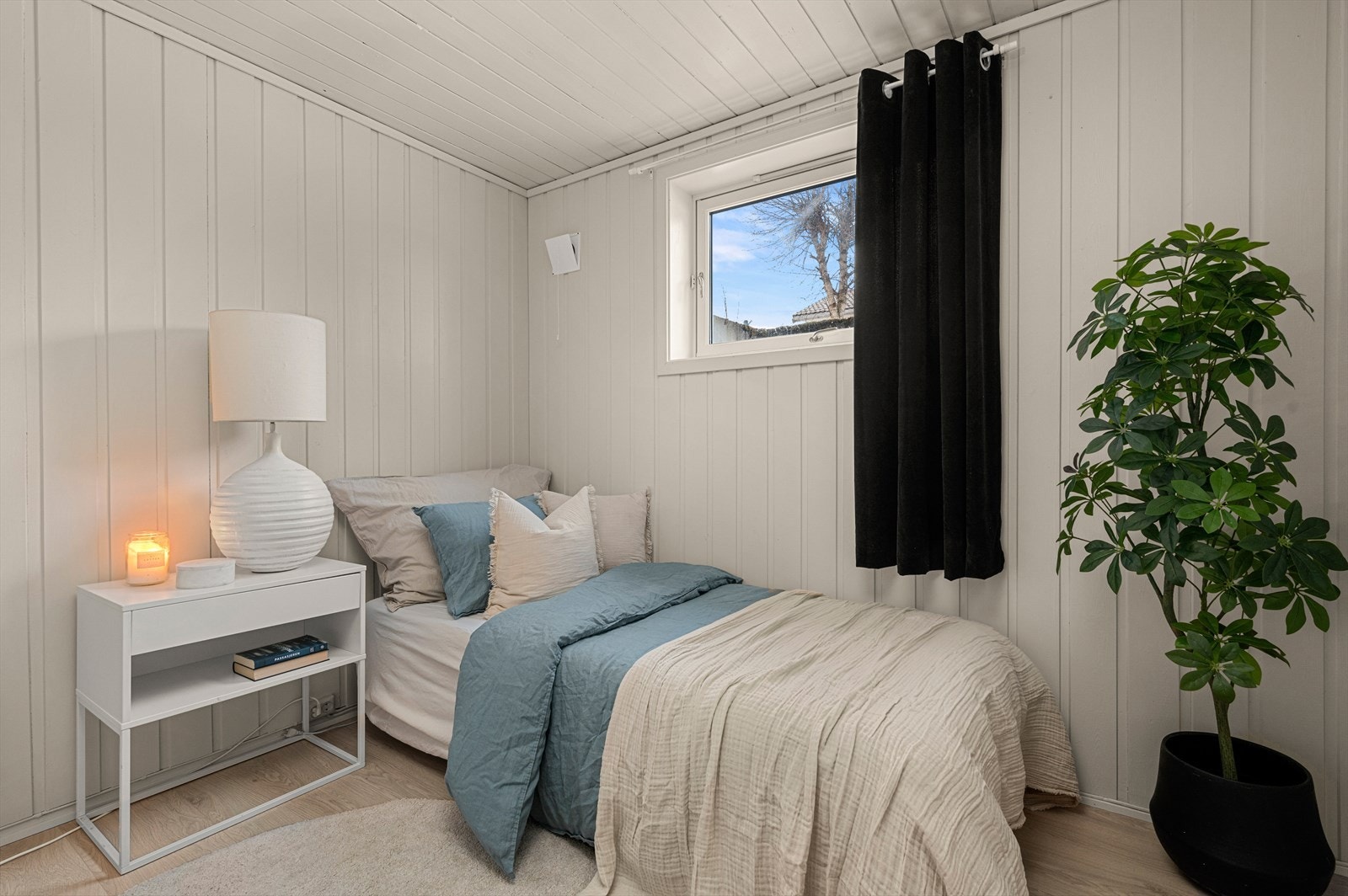 I dag er det to rom i kjeller som er innredet som soverom. Galleribilde