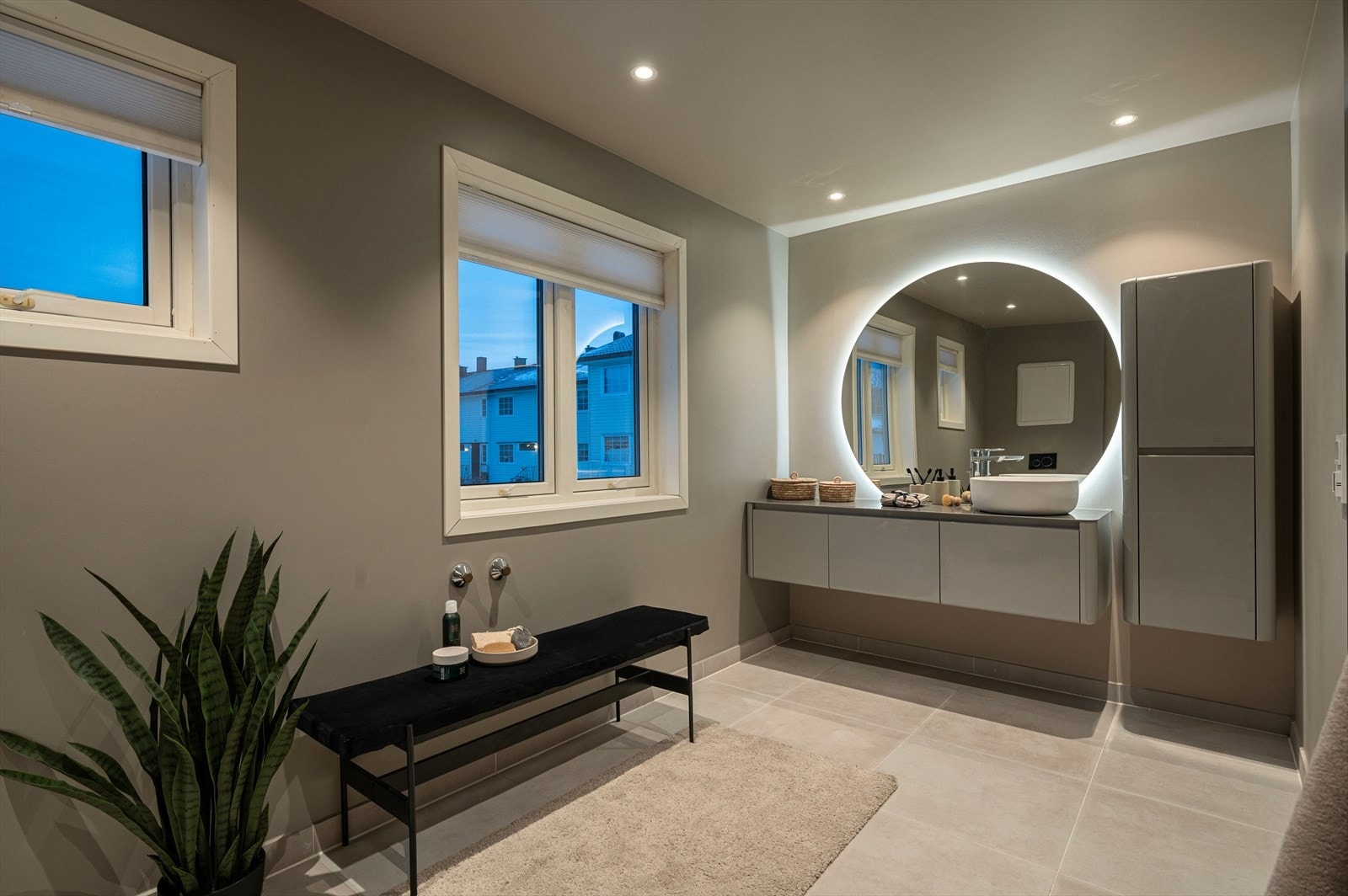 Delikat bad på hele 11 m² med flislagt gulv og moderne baderomsinnredning med gode oppbevaringsmuligheter. Galleribilde