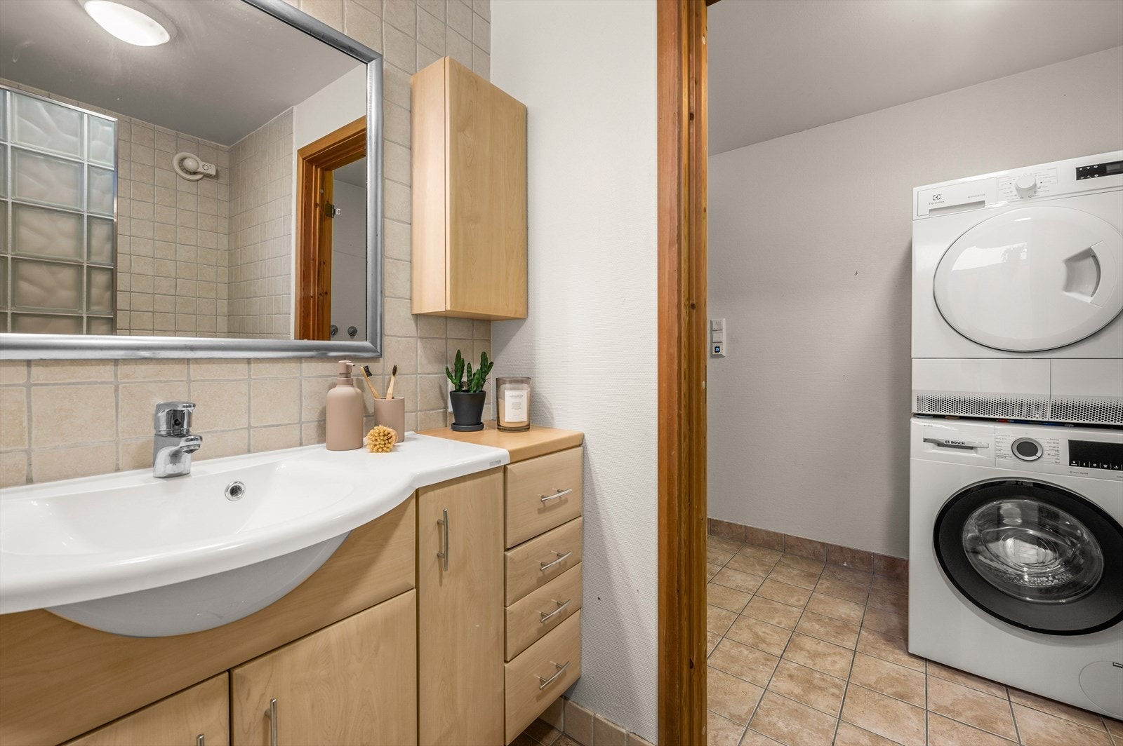 Badet er innredet med servantskap, dusj og opplegg for vaskemaskin. Galleribilde