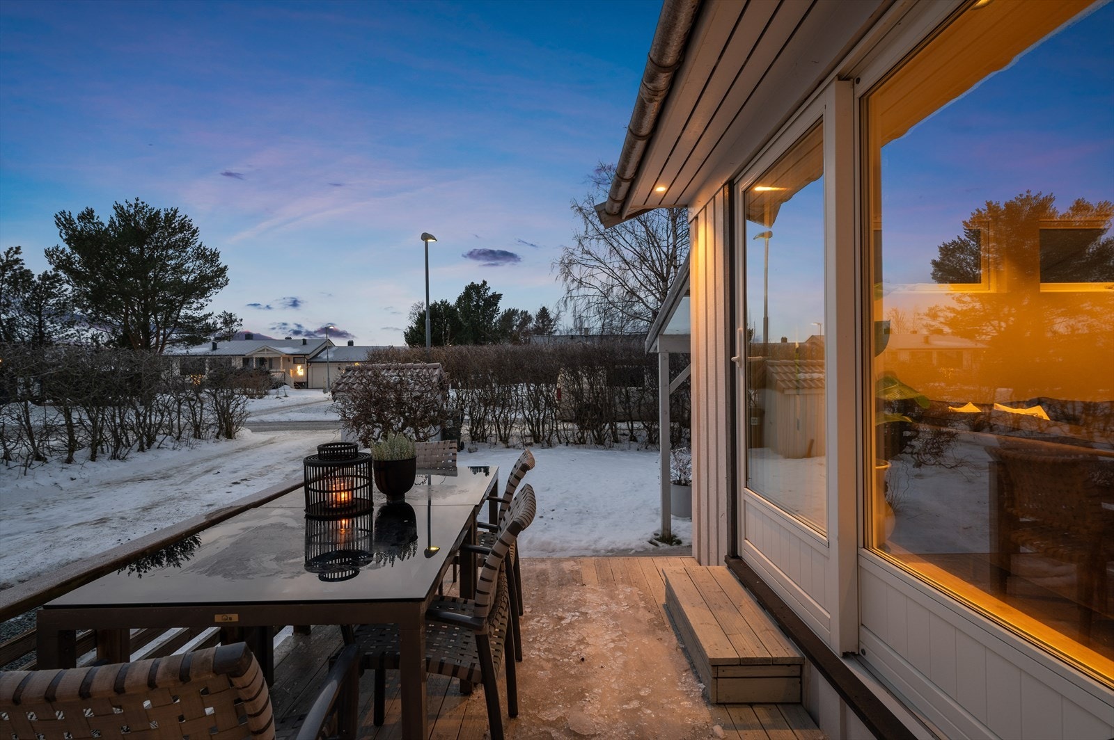 Fra terrassen har man direkte adgang til boligens stue. Galleribilde