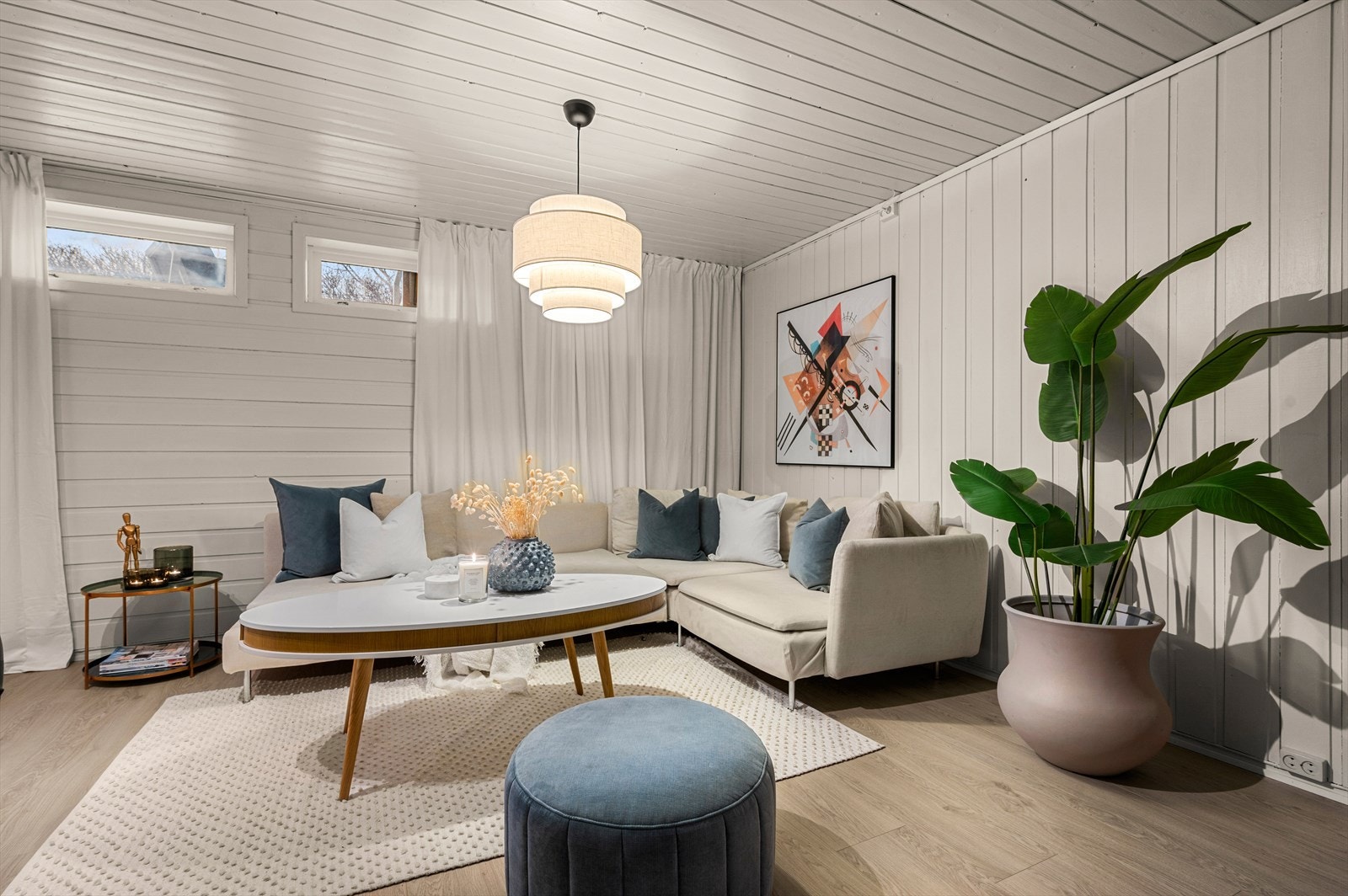 Åpen og lys kjellerstue på hele 20,5 m² med gode møbleringsmuligheter. Galleribilde