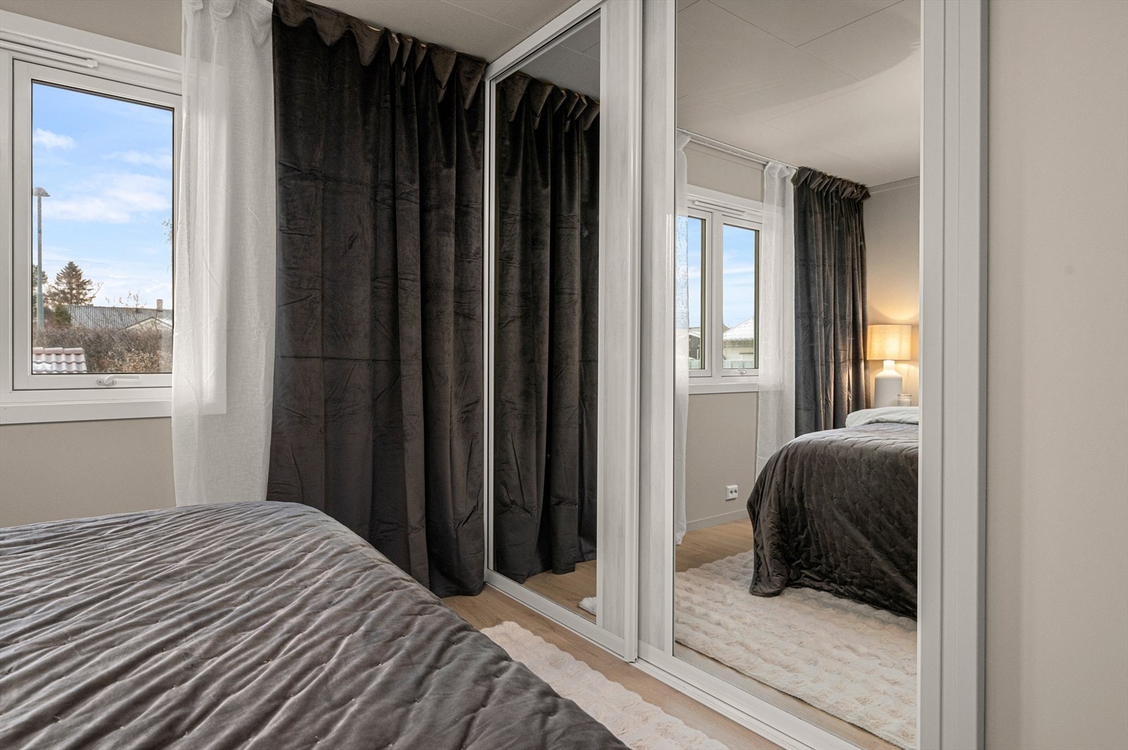 Her er det også skyvedørsgarderobe med gode oppbevaringsmuligheter. Galleribilde