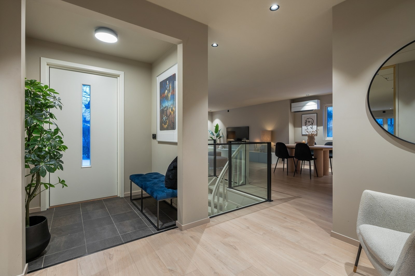 Boligen har en åpen entré på 2,5 m² med ny ytterdør fra 2025. Galleribilde