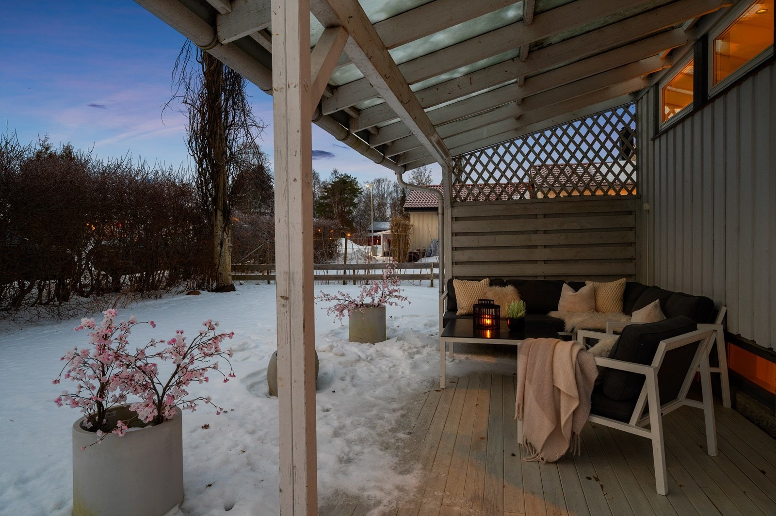 Terrassen leder ned mot hagen og byr på en overbygd sone som egner seg godt for sene kvelder. Galleribilde