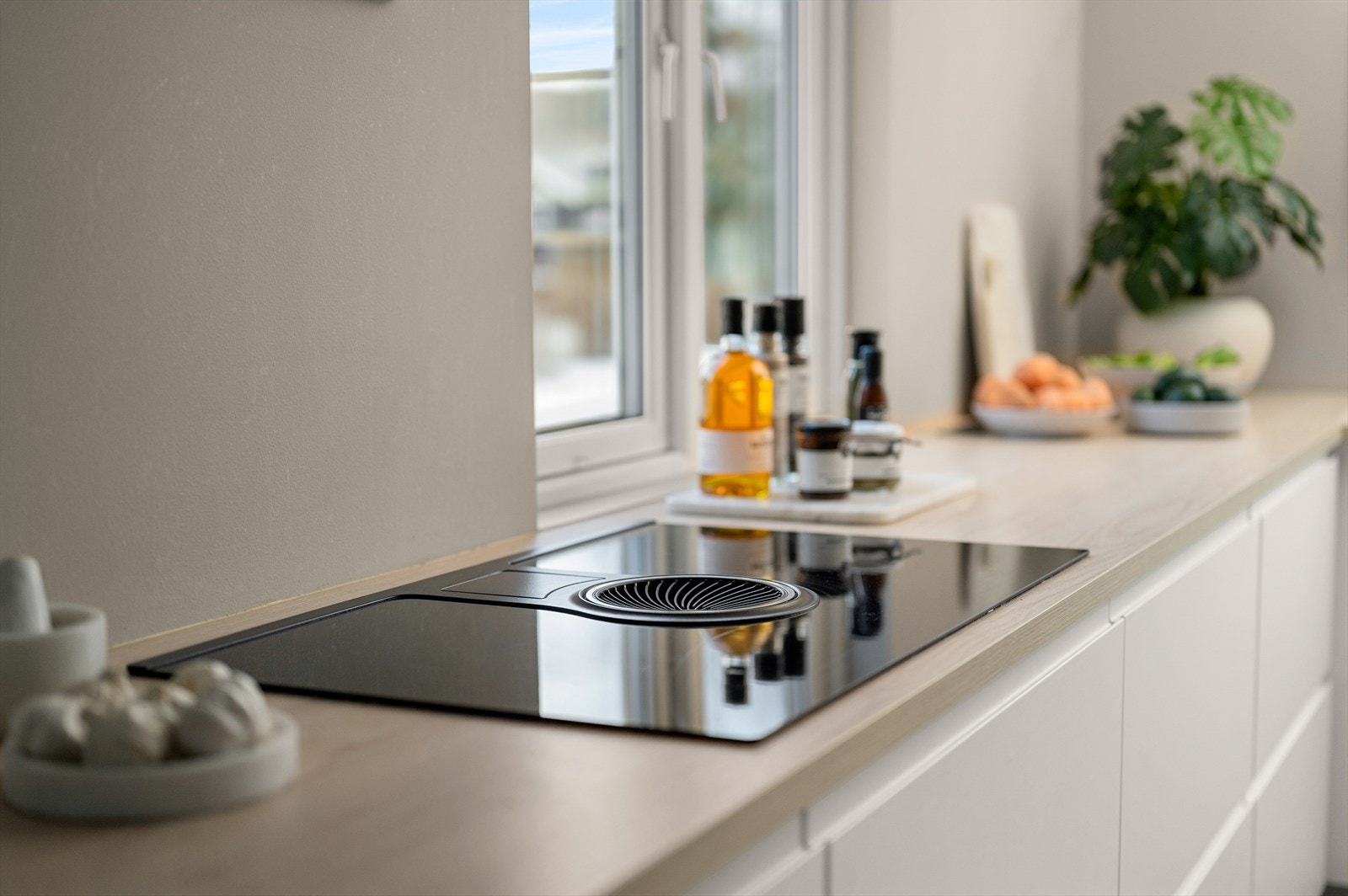 Kjøkkenet er utstyrt med induksjonstopp med integrert ventilator. Galleribilde