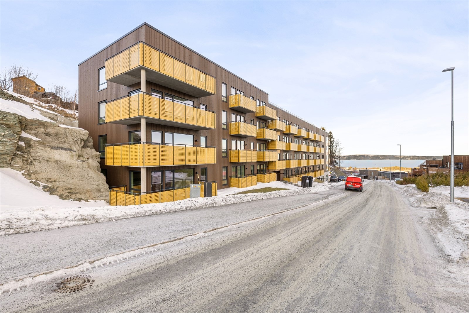 Fasadebilde av Tesliåsen 51. Et moderne boligbygg oppført i 2024, beliggende i et rolig og attraktivt boområde på Trondheim sør. Galleribilde