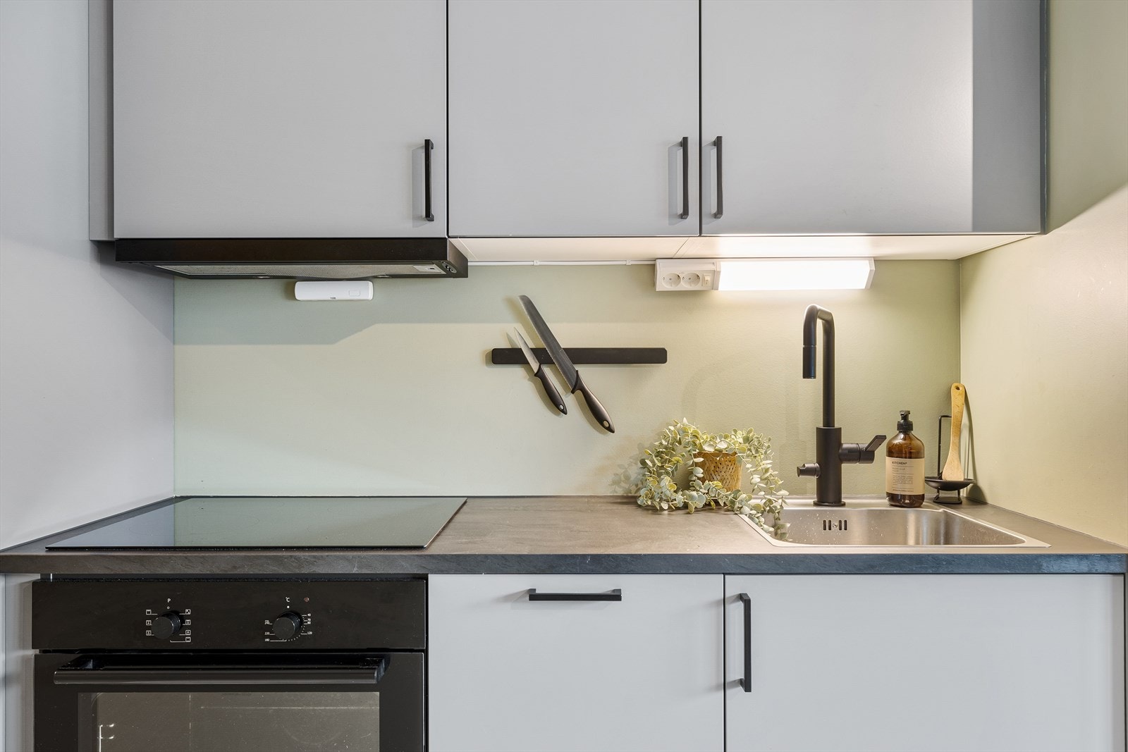 Kjøkkenløsningen er effektivt utformet og gir et helhetlig og moderne uttrykk mot stuen. Galleribilde