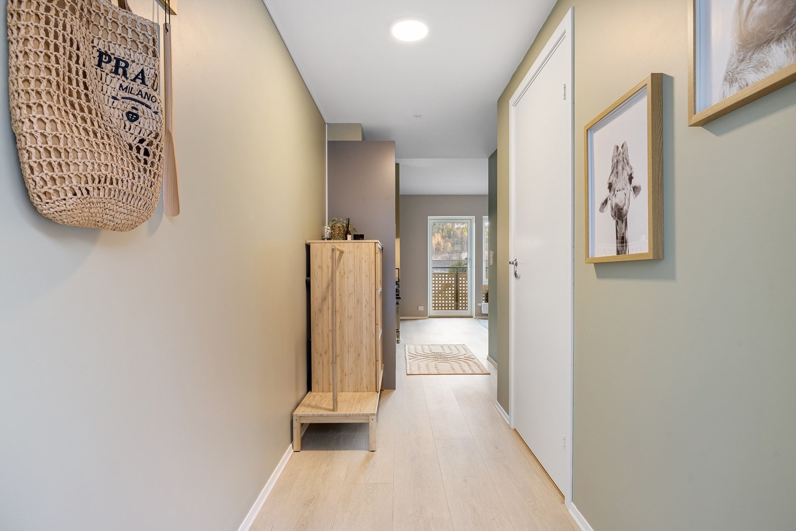 Leiligheten omfattes fortsatt av nybyggaranti, og byr på gode oppbevaringsmuligheter med innvendig bod på ca. 1,4 m² samt ekstern bod ca. 3 m². Galleribilde