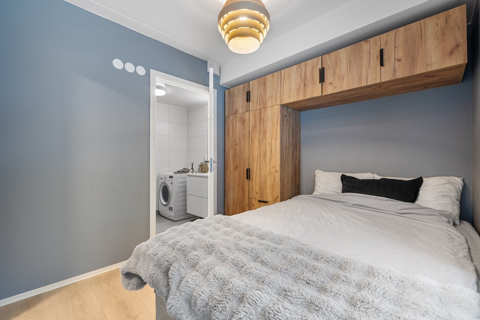 Soverommet har god plass til stor seng og har direkte adkomst til baderom, noe som gir en praktisk planløsning. Galleribilde