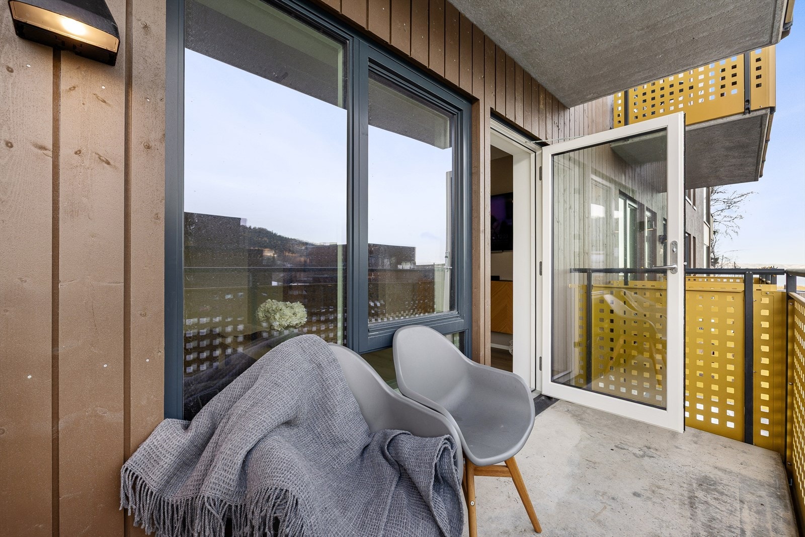 Balkongen er vendt mot øst og er oppmålt til ca. 4,5 m². Balkongen er ideell til å nyte morgenkaffen på varme sommermorgener med blikket vendt mot fjorden. Galleribilde