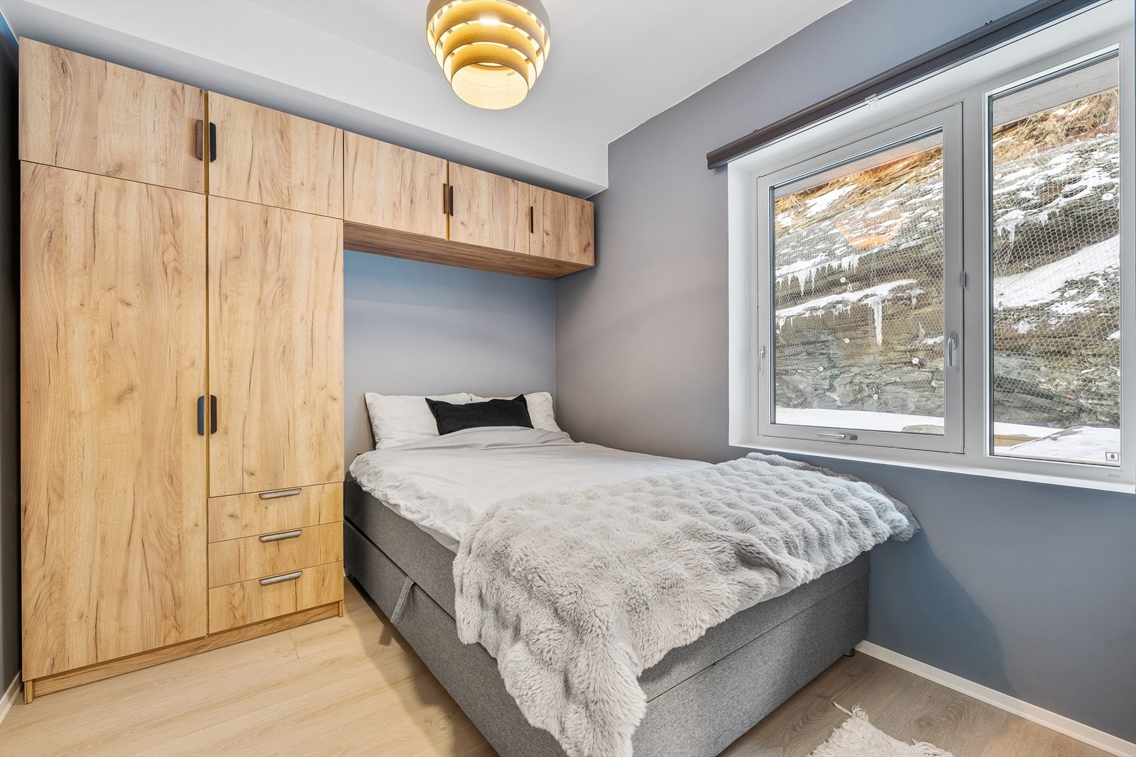 Soverommet er på ca. 7 m² og har plassbygd garderobe og overskap som gir gode oppbevaringsmuligheter. Galleribilde