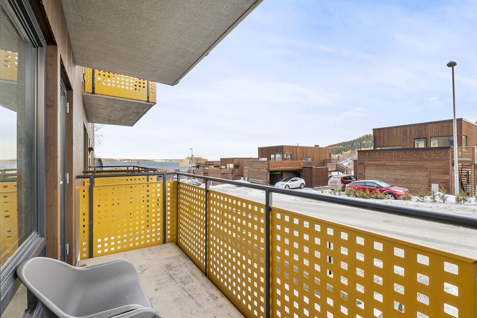 Balkongen byr på en hyggelig uteplass med plass til sittegruppe og fine rammer for avslapning. Galleribilde