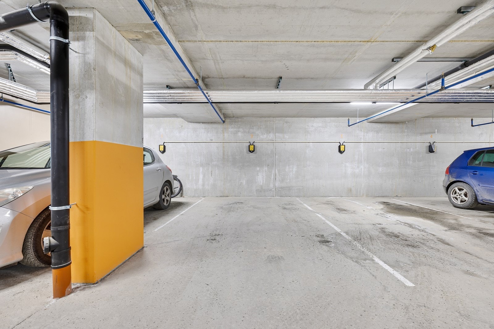 Fast parkeringsplass i oppvarmet parkeringsgarasje med mulighet for el-billader, som gir god komfort året rundt. Galleribilde