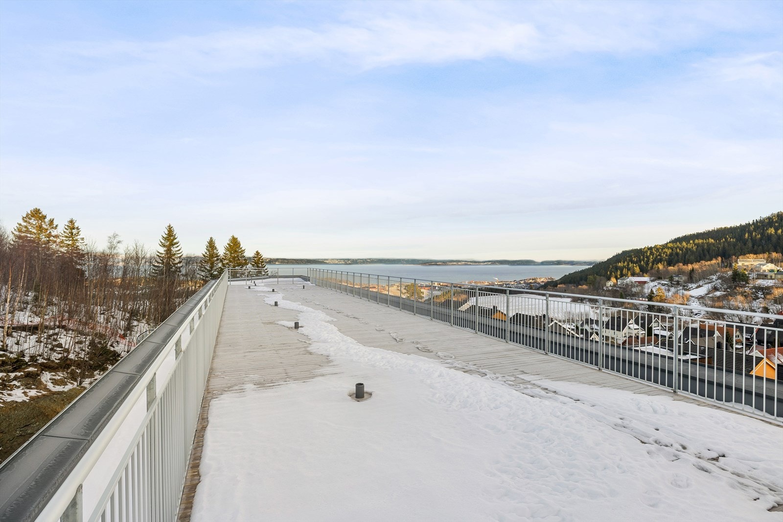 Flott felles takterrasse med utsikt mot Trondheimsfjorden som er et ideelt sted å nyte solen på varme sommerdager. Galleribilde