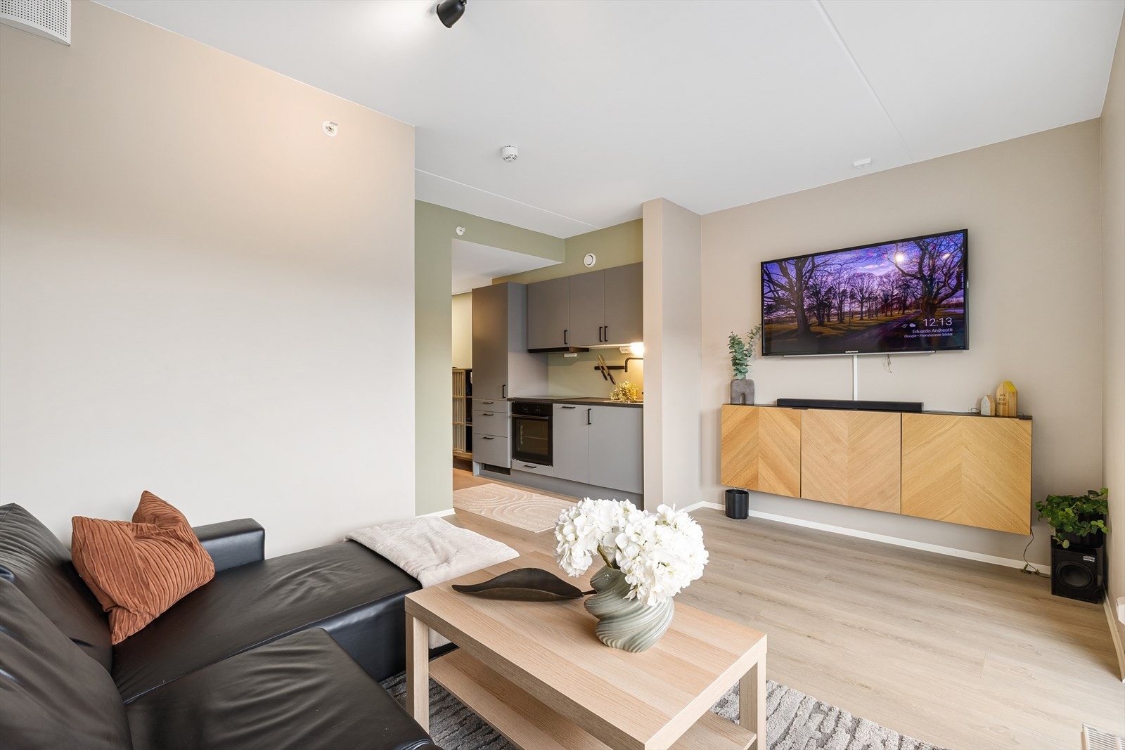 Den åpne stue-/kjøkkenløsningen er på ca. 20 m² og oppleves romslig. Det kan også nevnes at leiligheten gjennomgående har fått TG0 og TG1 i rapport fra takstmann på alle punkter. Galleribilde