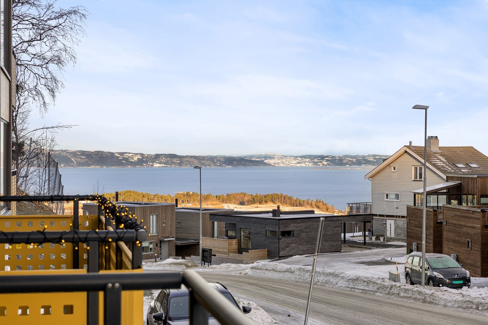 Fra balkongen kan du skimte Trondheimsfjorden som gir leiligheten et ekstra løft og en flott utsiktskvalitet. Galleribilde