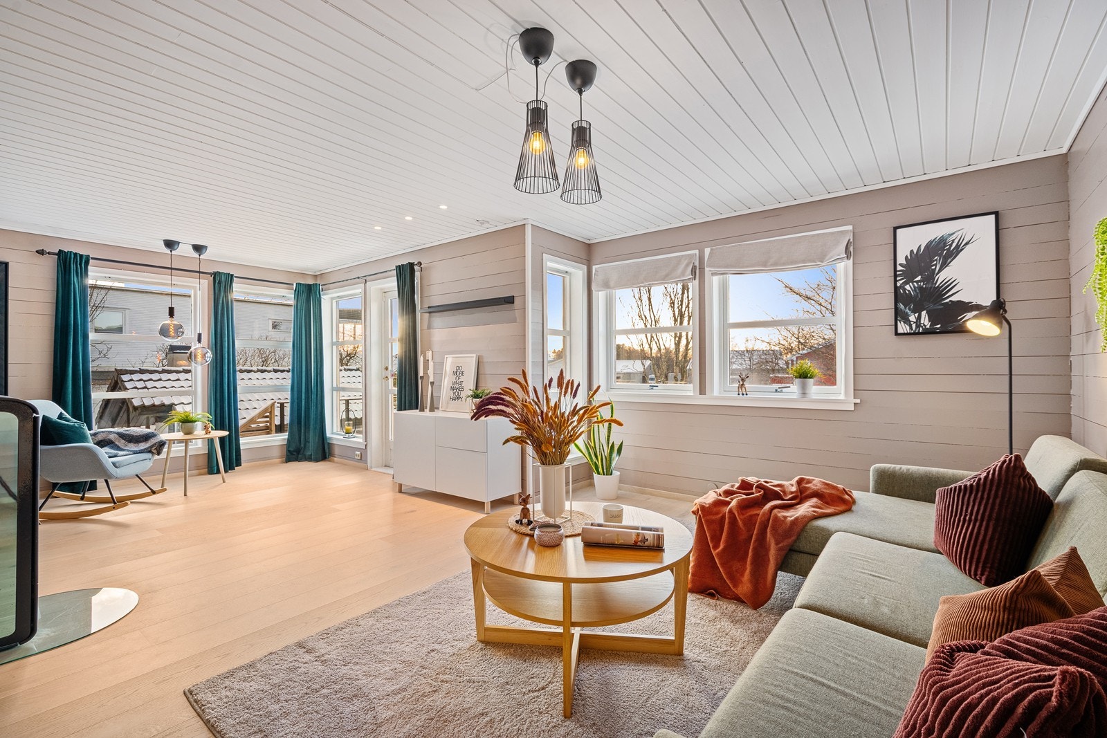 Store vinduer slipper inn rikelig med dagslys, og gir stuen en åpen og luftig følelse. Galleribilde