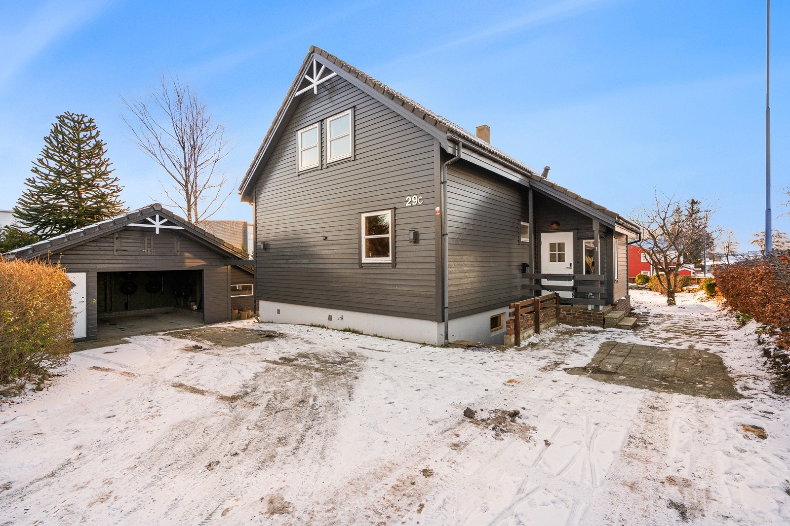 Eiendommen har garasje og parkeringsplass i gårdsrommet, som gjør hverdagen praktisk og enkel. Galleribilde