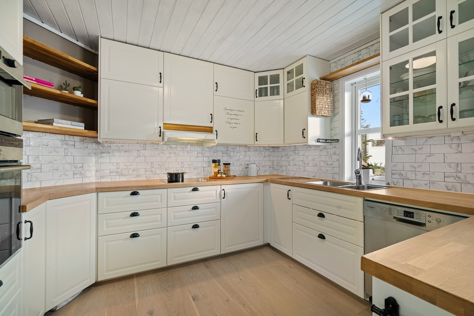 Kjøkkenet er funksjonelt og praktisk, med rikelig benkeplass og god skapplass som gjør det praktisk i hverdagen. Galleribilde