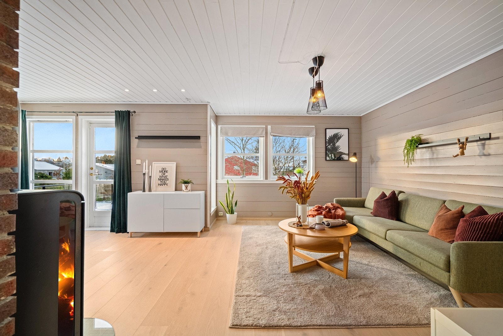 I stuen er det peis/ovner som gir god varme og ekstra hygge på kjølige dager. Galleribilde