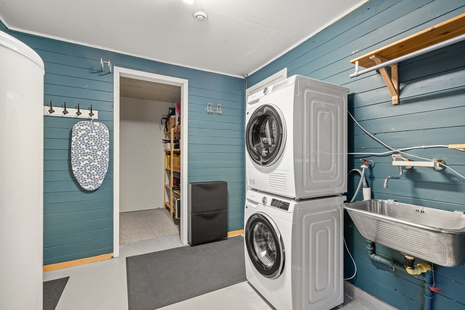 I underetasjen er det innredet et praktisk vaskerom med god plass til både vaskemaskin, tørk og oppbevaring. Bruksendring er ikke omsøkt og godkjent. Galleribilde