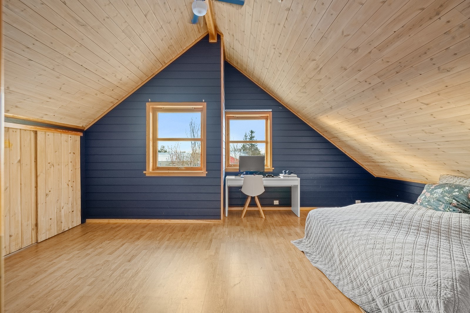 Stort soverom i 2. etasje. Bruksendring av soverommet er ikke omsøkt og godkjent. Galleribilde