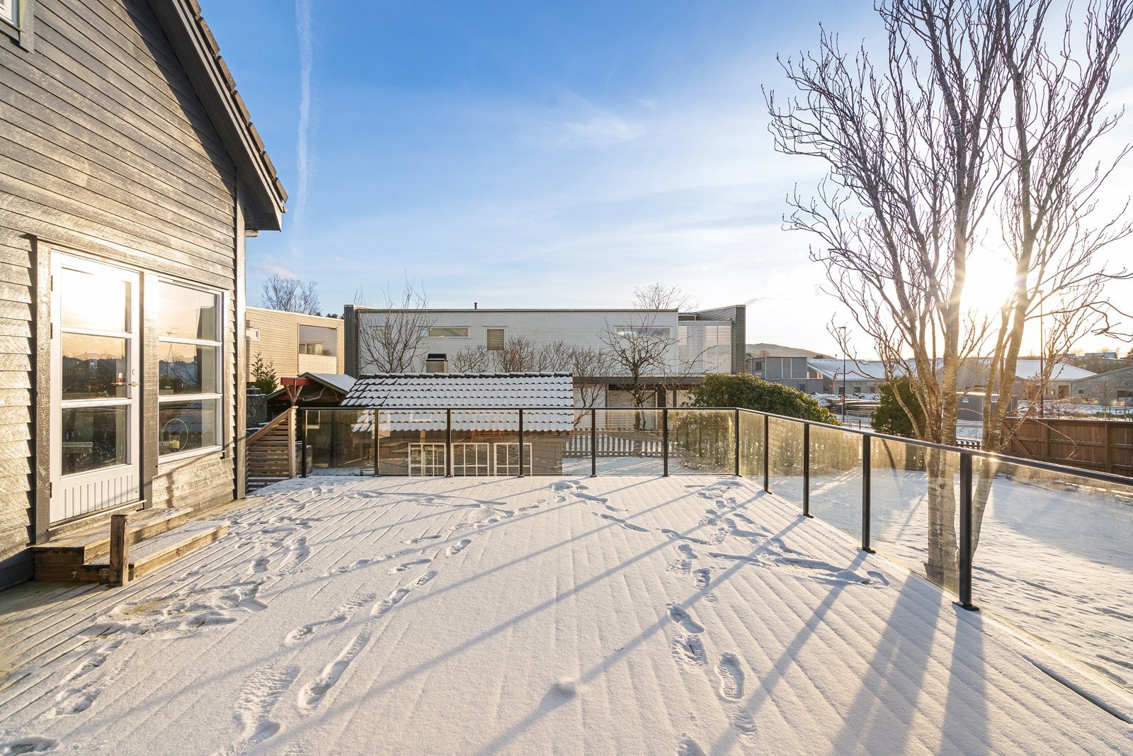 Ny terrasse i i 2023 med glassrekkverk og spilevegg under. Galleribilde