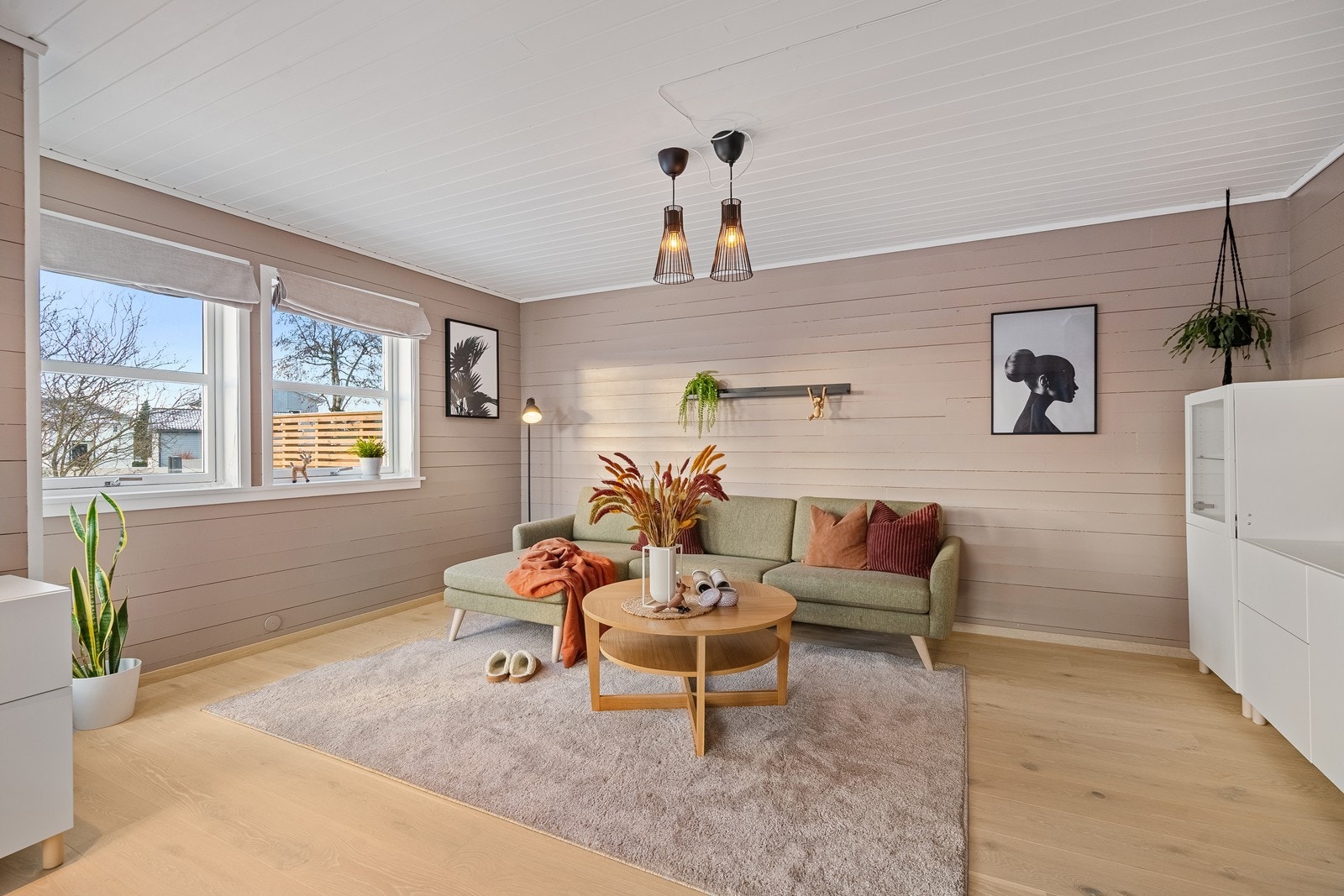 Stuen har vakre trevegger malt i en behagelig, dempet farge som skaper en lun og harmonisk atmosfære. Galleribilde