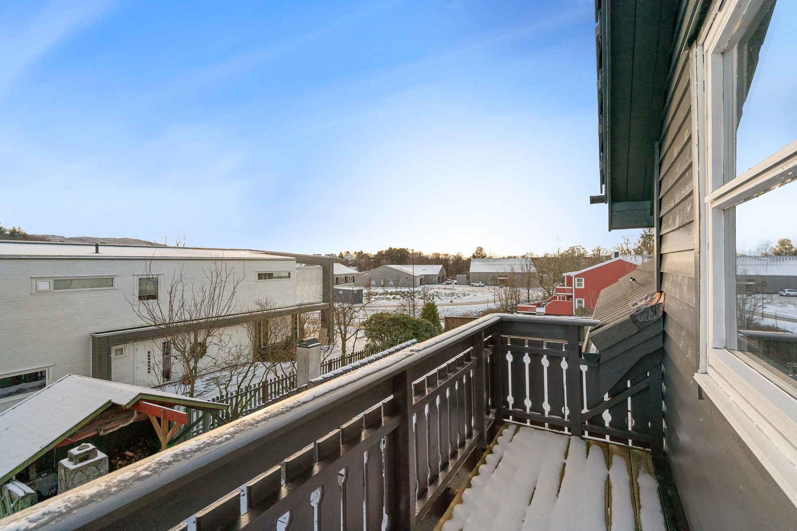 Balkong i 2. etasje med nye terrassebord fra 2025. Kledning er nymalt i 2025, noe som gir et pent og vedlikeholdt uttrykk. Galleribilde