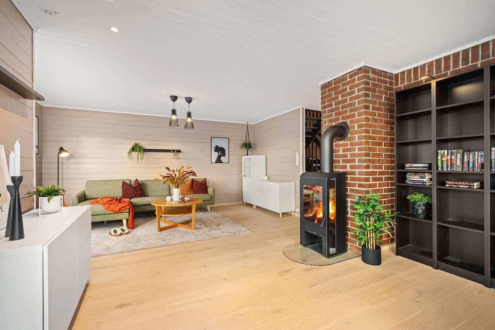 Nydelig teglsteinvegg mellom stue og kjøkken. Galleribilde