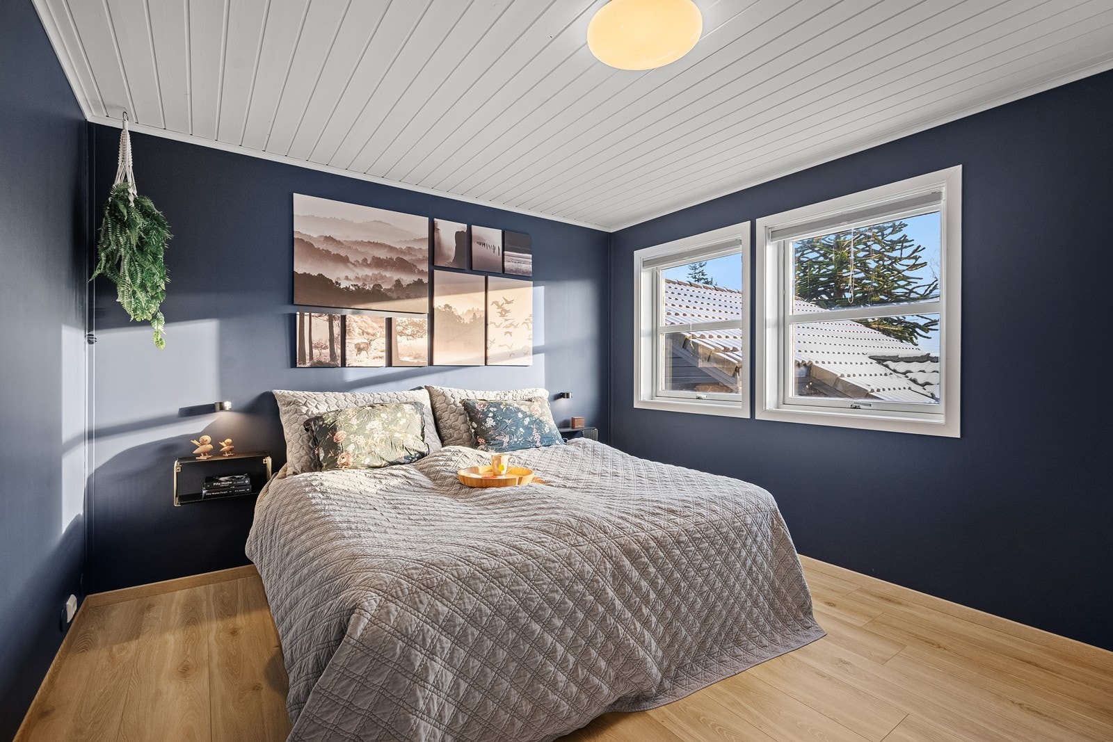 Hovedsoverom i 1. etasje er lyst og luftig med god plass til ønsket soveromsinnredning. Galleribilde