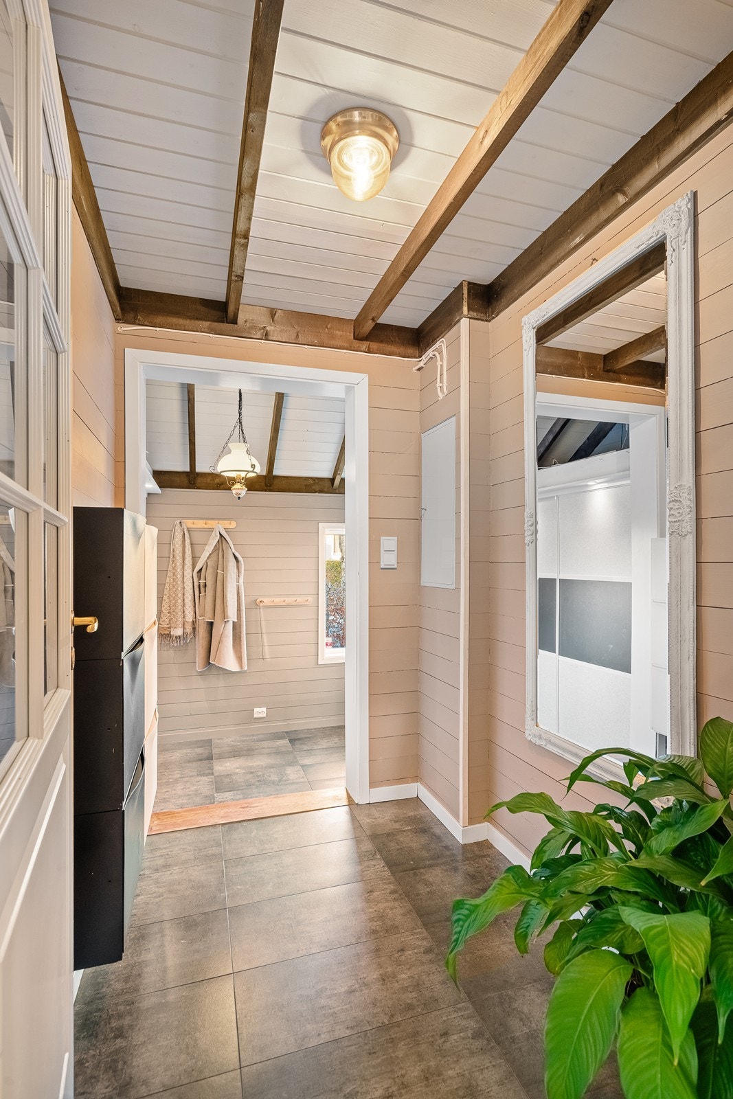 Entré og gang er romslig og har god plass til å henge fra seg yttertøy og sko. Galleribilde