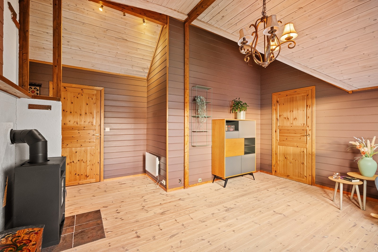 2. etasje inneholder en lys og hyggelig loftstue, soverom og et uinnredet rom som er lagt opp til bad. Innredning i denne etasjen er ikke omsøkt og godkjent. Galleribilde