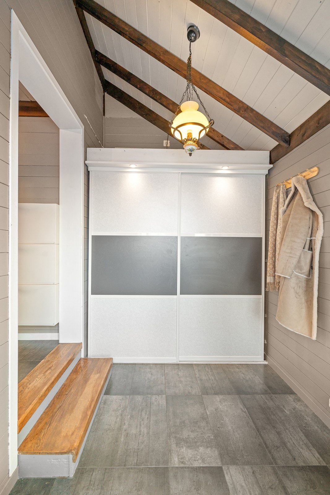 Et praktisk og funksjonelt inngangsparti som gir et godt førsteinntrykk. Galleribilde